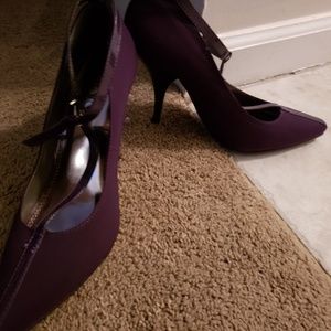 2Lips Too T Strap Stiletto Pump Size 9*Runs small*